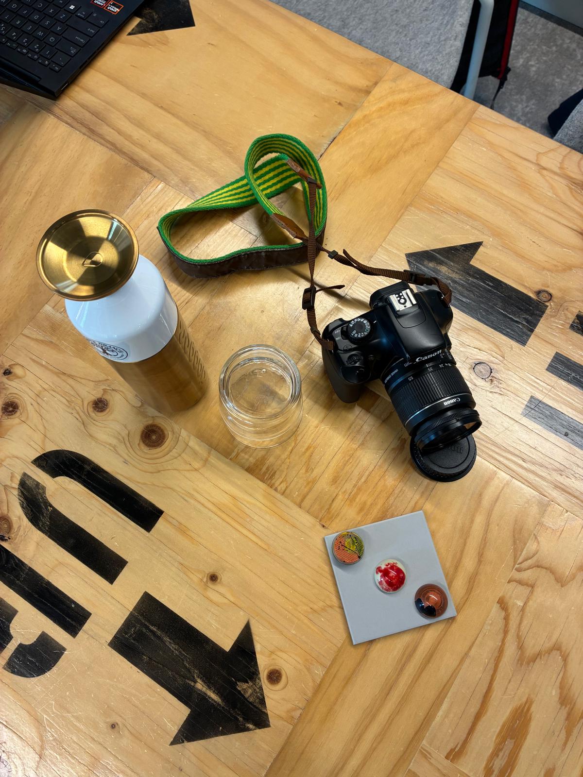 Werkplek tijdens een Develop-team sessie: camera en materiaal op tafel