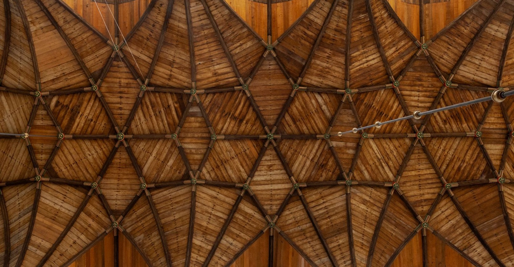 Houten stergewelf van de Grote Kerk in Haarlem, waarvan de ribben samenkomen in één punt.
